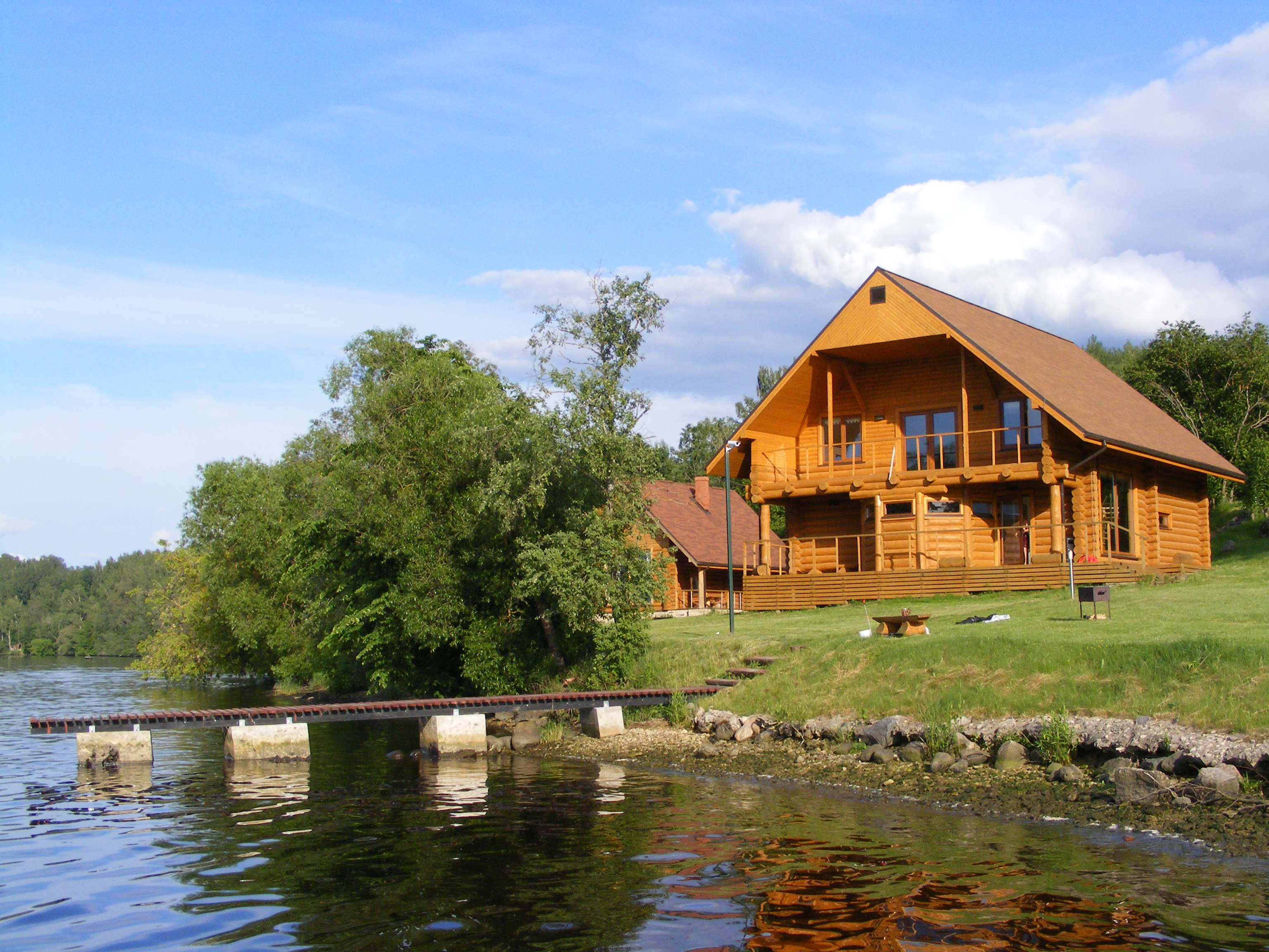 Деревянный дом на реке. Домик на берегу реки. Деревянный дом у озера. Домик на берегу озера. Домик на воде.